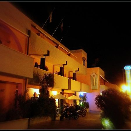 Hotel Mistral Марина-ди-Кампо Экстерьер фото