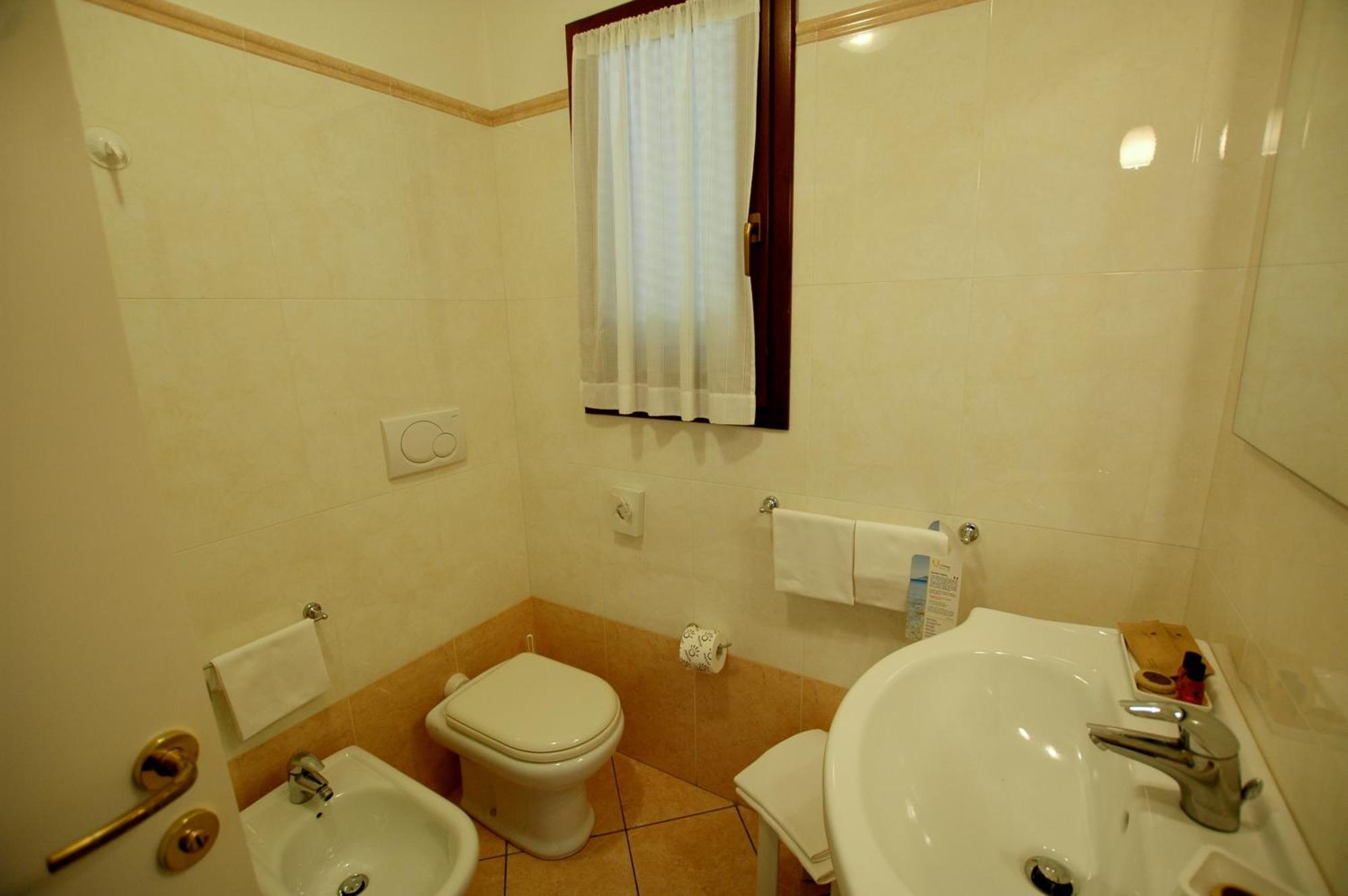 Hotel Mistral Марина-ди-Кампо Номер фото