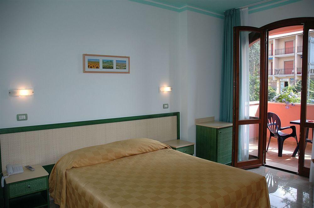 Hotel Mistral Марина-ди-Кампо Экстерьер фото