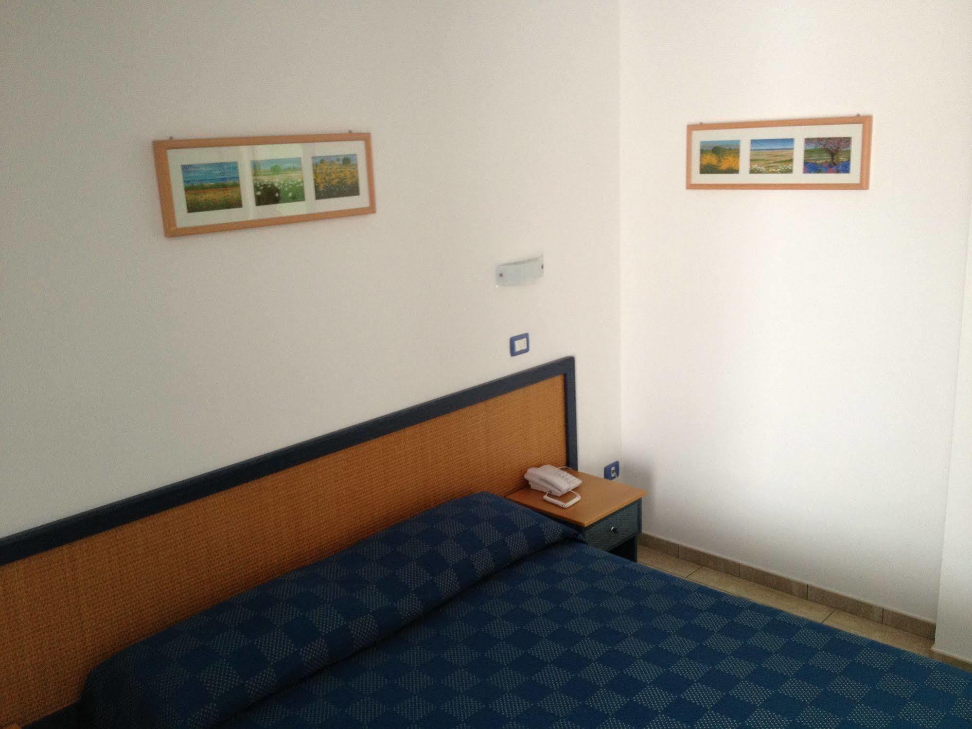 Hotel Mistral Марина-ди-Кампо Экстерьер фото